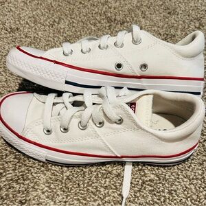White converse low top shoes